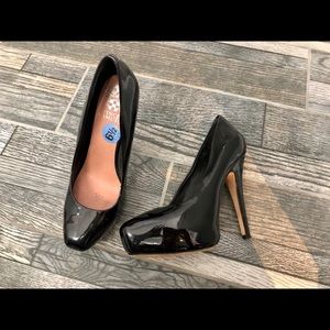 Vince Camuto hidden platform pumps patent 7